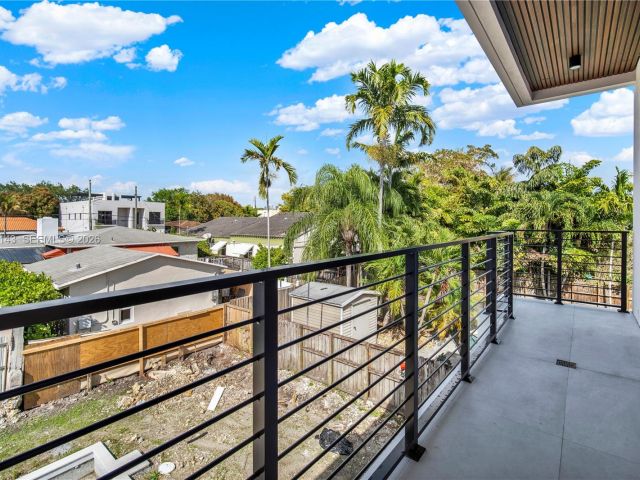 Продажа дома по адресу 1501 SW 21st St - фото 7517369