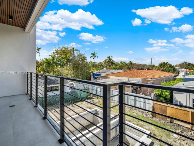 Продажа дома по адресу 1501 SW 21st St - фото 7517370