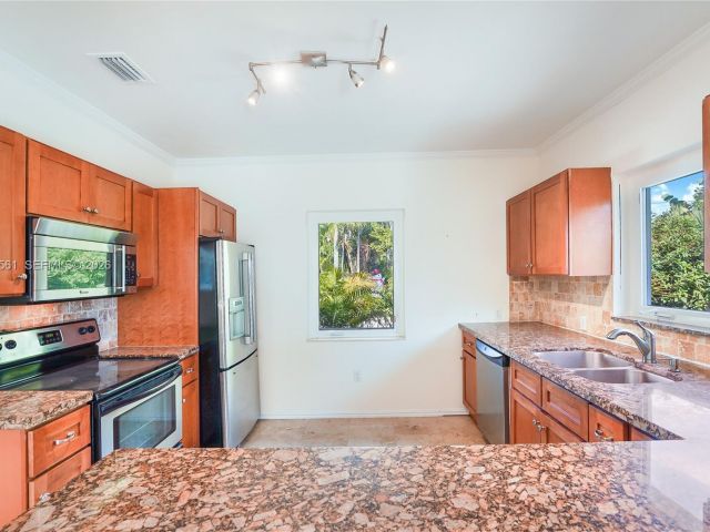 Дом в аренду по адресу 8975 Froude Ave - фото 7467083