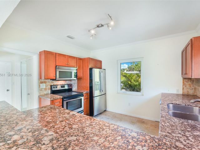 Дом в аренду по адресу 8975 Froude Ave - фото 7467085