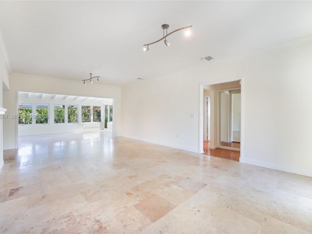 Дом в аренду по адресу 8975 Froude Ave - фото 7467088