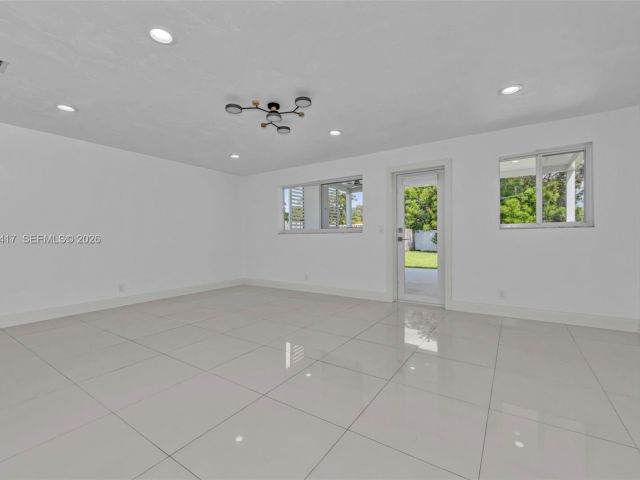 Дом в аренду по адресу 104 SW 7th St - фото 7461993