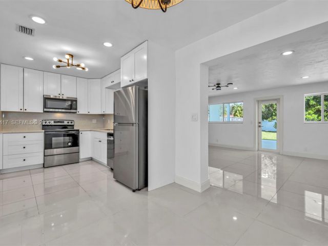 Дом в аренду по адресу 104 SW 7th St - фото 7461996