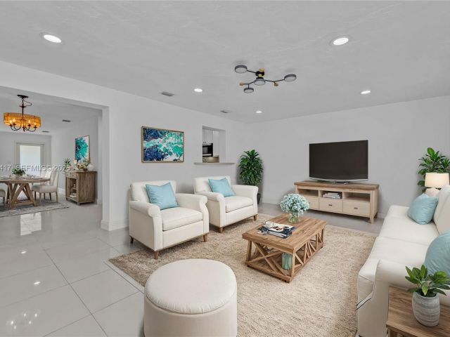 Дом в аренду по адресу 104 SW 7th St - фото 7461998