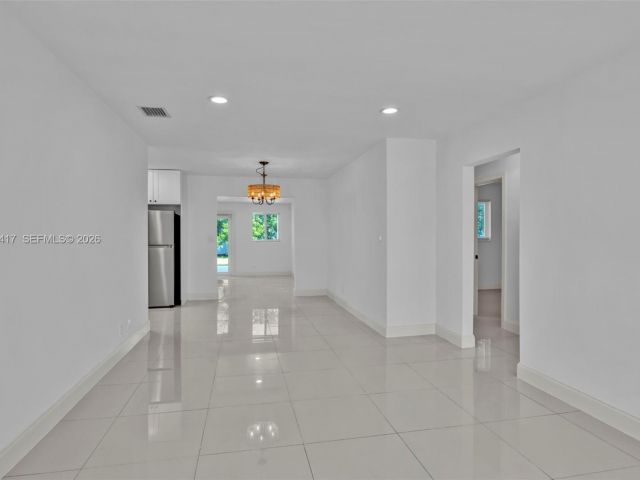 Дом в аренду по адресу 104 SW 7th St - фото 7462002