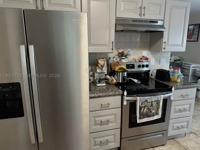 Продажа дома по адресу 700 SW 28th Ter - фото 7933449