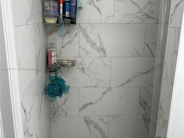 Продажа дома по адресу 700 SW 28th Ter - фото 7481587