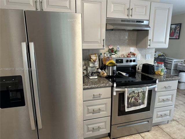 Продажа дома по адресу 700 SW 28th Ter - фото 7481588