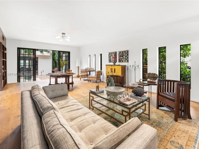 Продажа дома по адресу 1277 N Venetian Way - фото 7520614