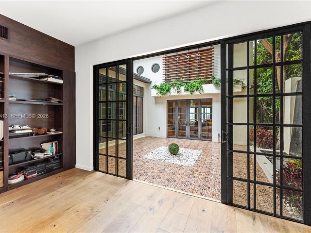 Продажа дома по адресу 1277 N Venetian Way - фото 7520627