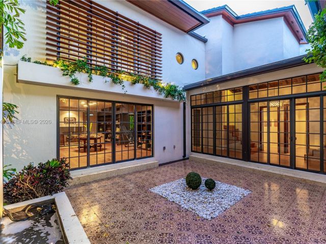 Продажа дома по адресу 1277 N Venetian Way - фото 7520628