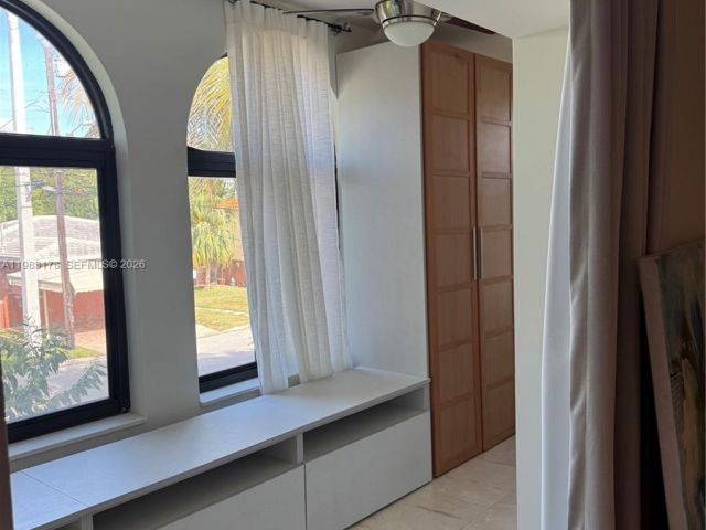 Продажа дома по адресу 9124 Byron Ave - фото 7467060