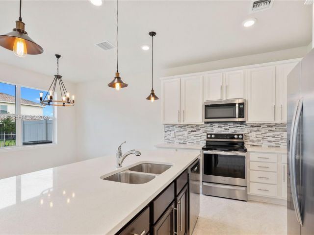 Дом в аренду по адресу 1455 Silk Oak Dr 1455 - фото 7472665