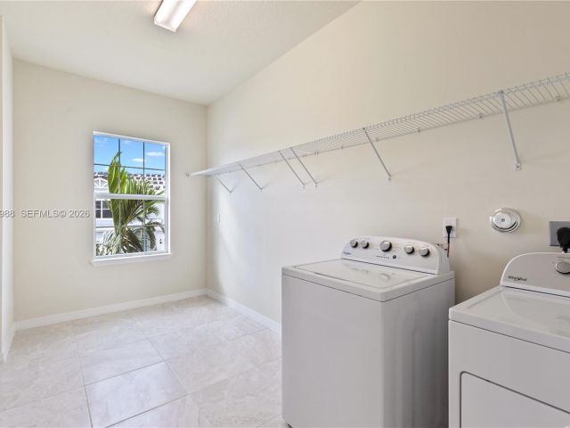 Дом в аренду по адресу 1455 Silk Oak Dr 1455 - фото 7472674