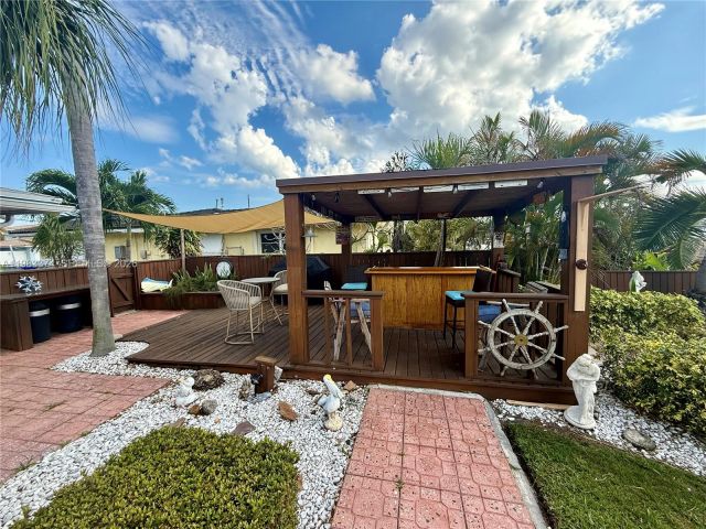 Продажа дома по адресу 201 SE 3rd Ave - фото 7524346