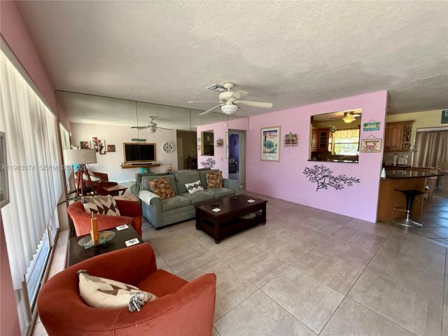 Продажа дома по адресу 201 SE 3rd Ave - фото 7524352