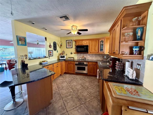 Продажа дома по адресу 201 SE 3rd Ave - фото 7524353