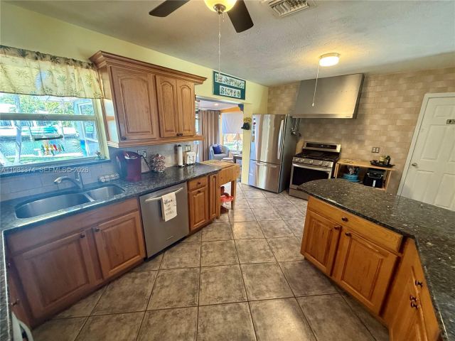 Продажа дома по адресу 201 SE 3rd Ave - фото 7524354