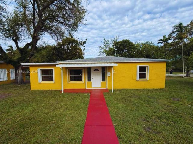 Дом в аренду по адресу 14215 NE 9th Ave 14215 - фото 7475236