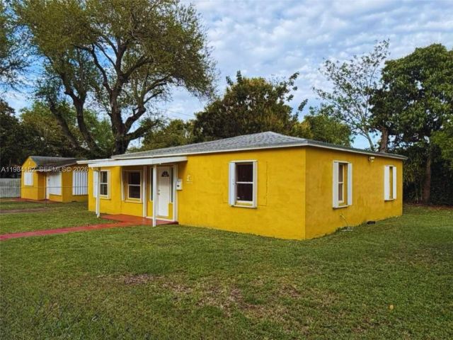 Дом в аренду по адресу 14215 NE 9th Ave 14215 - фото 7475239
