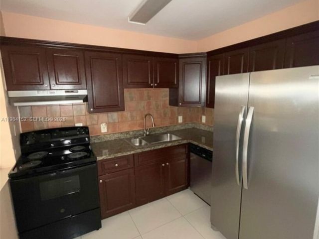 Дом в аренду по адресу 14215 NE 9th Ave 14215 - фото 7475245