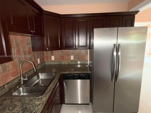 Дом в аренду по адресу 14215 NE 9th Ave 14215 - фото 7475246