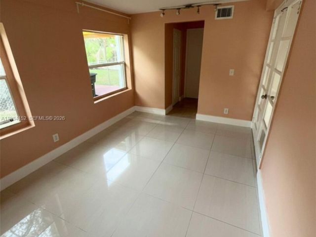 Дом в аренду по адресу 14215 NE 9th Ave 14215 - фото 7475248