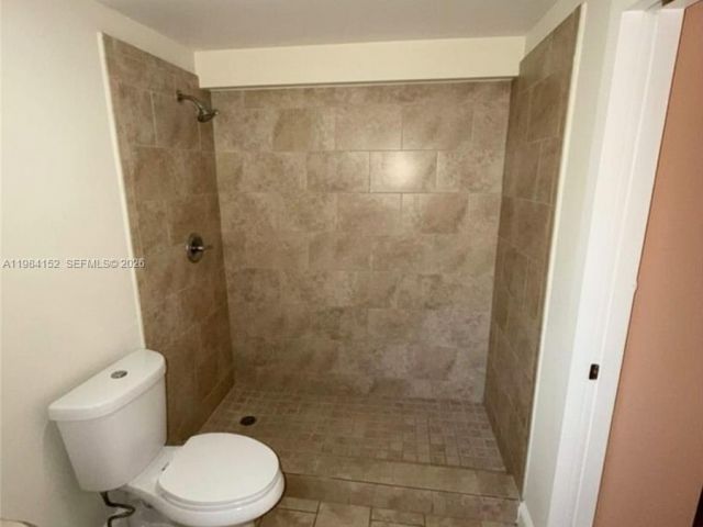 Дом в аренду по адресу 14215 NE 9th Ave 14215 - фото 7475250