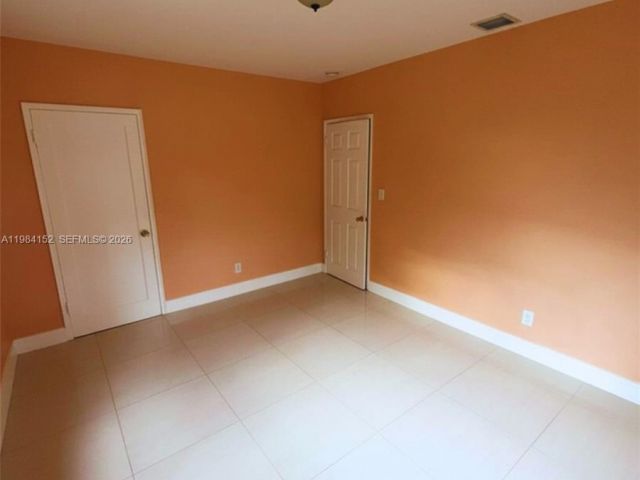 Дом в аренду по адресу 14215 NE 9th Ave 14215 - фото 7475252