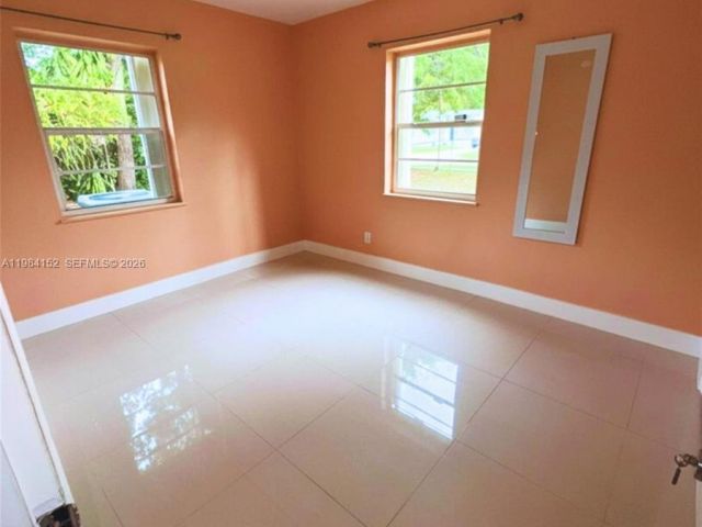 Дом в аренду по адресу 14215 NE 9th Ave 14215 - фото 7475254