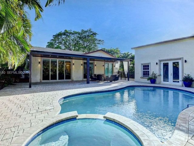 Дом в аренду по адресу 117 NW 8th Street - фото 7453168