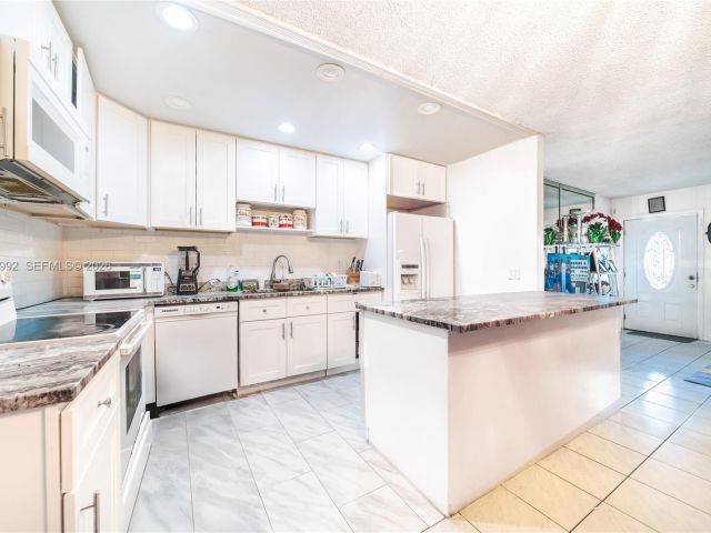 Продажа дома по адресу 419 SW 80th Ave - фото 7478239