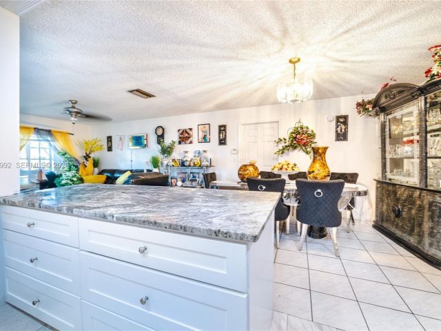 Продажа дома по адресу 419 SW 80th Ave - фото 7478241