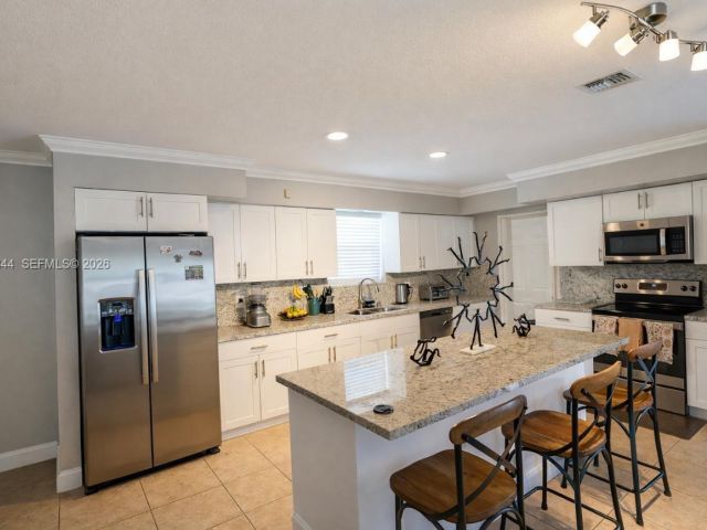 Дом в аренду по адресу 19835 NE 11th Ct - фото 7493889