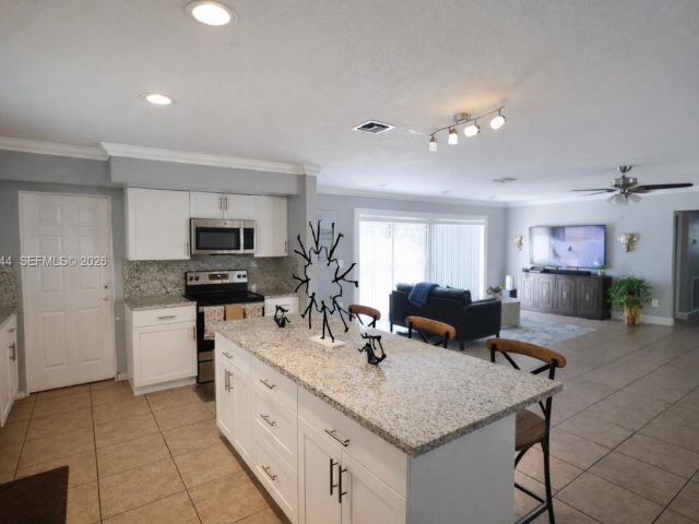 Дом в аренду по адресу 19835 NE 11th Ct - фото 7493890