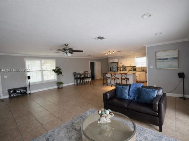 Дом в аренду по адресу 19835 NE 11th Ct - фото 7493891