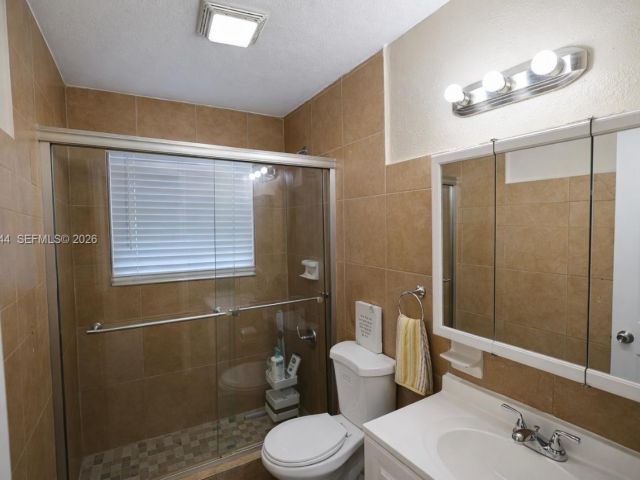 Дом в аренду по адресу 19835 NE 11th Ct - фото 7493895