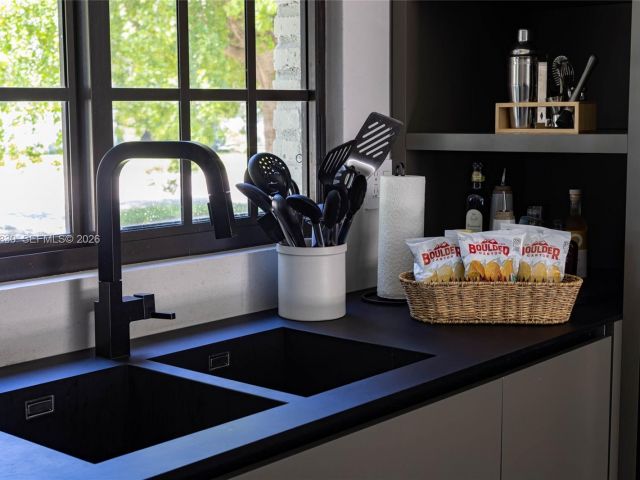 Дом в аренду по адресу 2500 Bayview Dr - фото 7481867