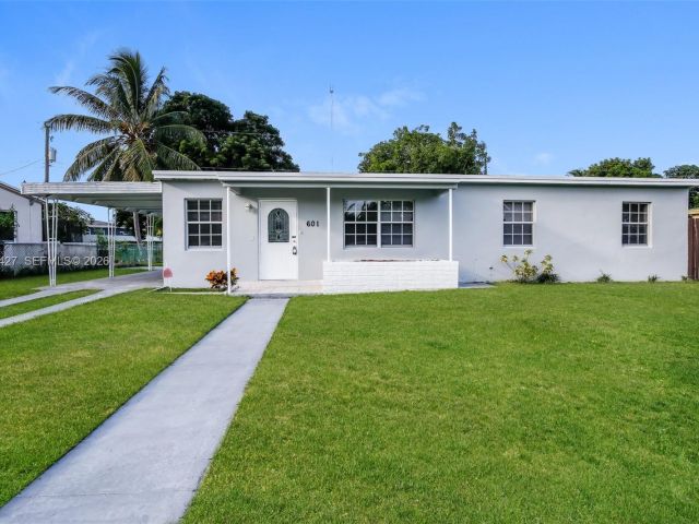 Дом в аренду по адресу 601 NW 194th St - фото 7479535