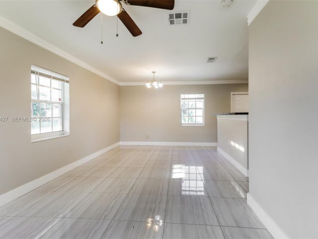 Дом в аренду по адресу 601 NW 194th St - фото 7479536