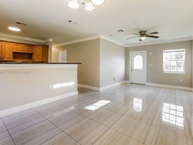 Дом в аренду по адресу 601 NW 194th St - фото 7479538