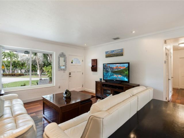 Продажа дома по адресу 310 Greenwood Dr - фото 7528308