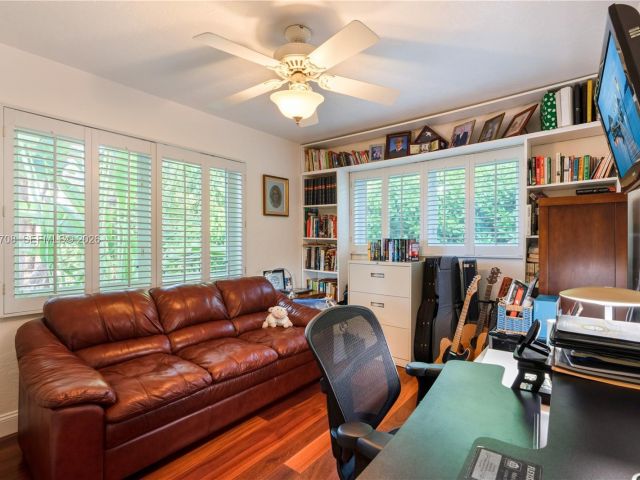 Продажа дома по адресу 310 Greenwood Dr - фото 7528312