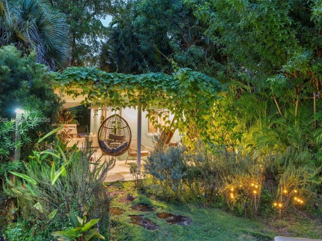 Продажа дома по адресу 11377 W Biscayne Canal Rd - фото 7514885