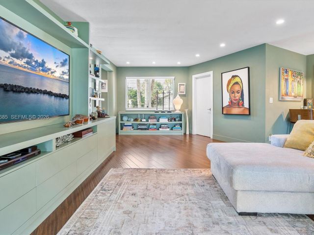 Продажа дома по адресу 11377 W Biscayne Canal Rd - фото 7514889