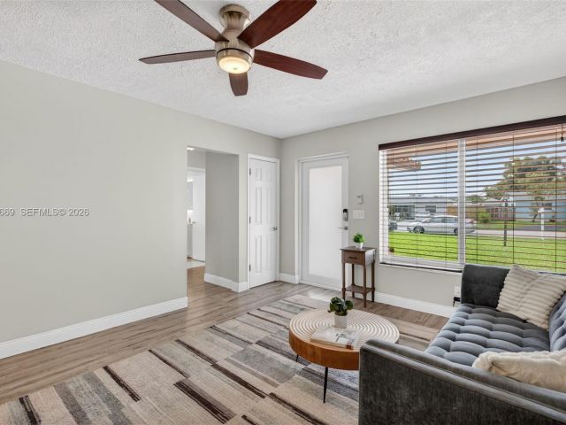 Продажа дома по адресу 1401 NW 46th St - фото 7534832