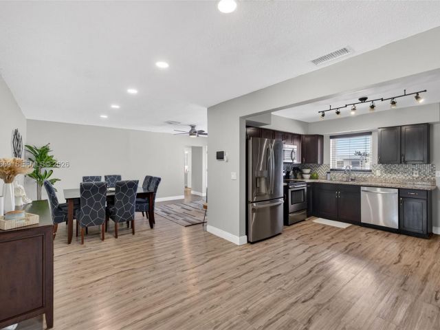 Продажа дома по адресу 1401 NW 46th St - фото 7534835