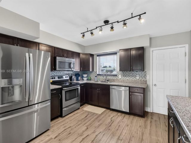 Продажа дома по адресу 1401 NW 46th St - фото 7534836