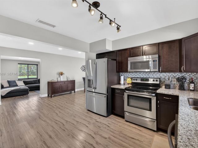 Продажа дома по адресу 1401 NW 46th St - фото 7534837