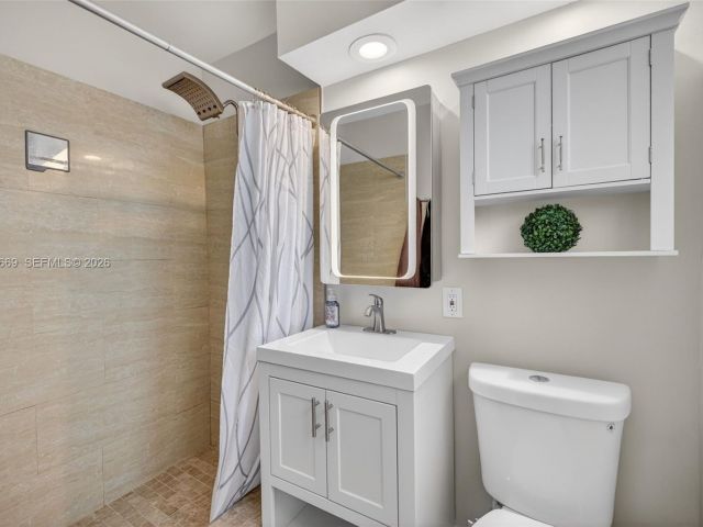 Продажа дома по адресу 1401 NW 46th St - фото 7534842